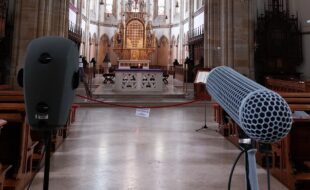 Marc Carnal: Das Begräbnis. MIkro und Kunstkopf in Kirche