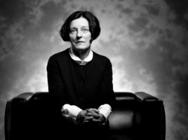 Schwarz-weiß-Porträt von Herta Müller