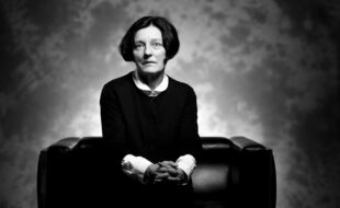 Schwarz-weiß-Porträt von Herta Müller