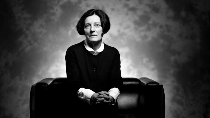 Schwarz-weiß-Porträt von Herta Müller