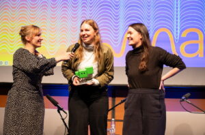 Moderatorin Ingrid Wenzel, Preisträgerinnen max15: Alisa Kossak und Sarah Veith. Bild: SWR.