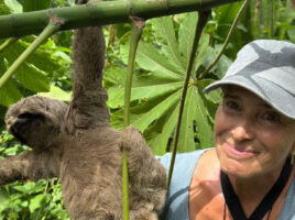 Michèle Rusconi und eine Faultier