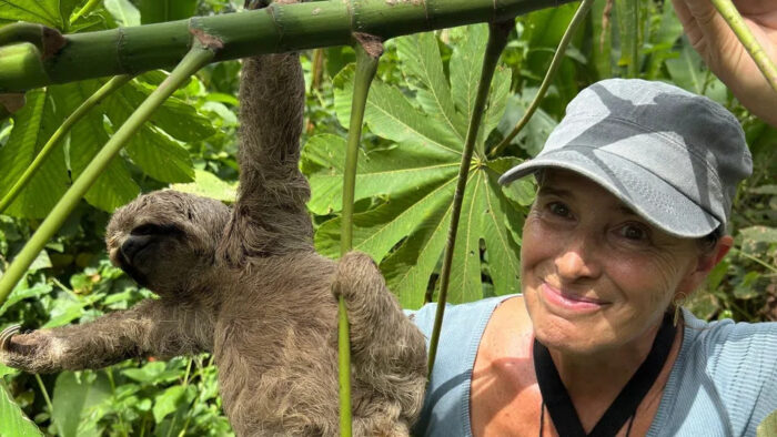 Michèle Rusconi und eine Faultier