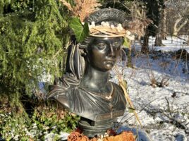 Geschmückte Büste von Königin Luise im Charlottenburger Schlosspark. Bild: Ruth Johann Benrath.