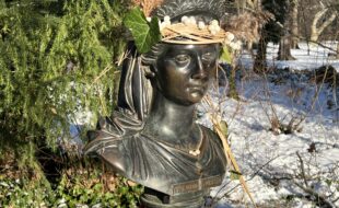 Geschmückte Büste von Königin Luise im Charlottenburger Schlosspark. Bild: Ruth Johann Benrath.