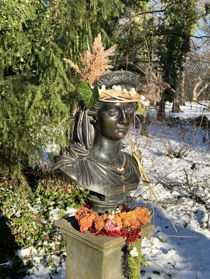 Geschmückte Büste von Königin Luise im Charlottenburger Schlosspark. Bild: Ruth Johann Benrath.